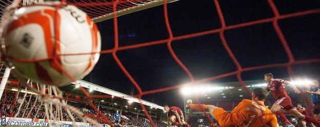 Adam Rooney scores for Aberdeen against Hamilton Academical