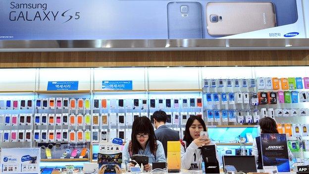 Customers testing out Samsung Galaxy phones