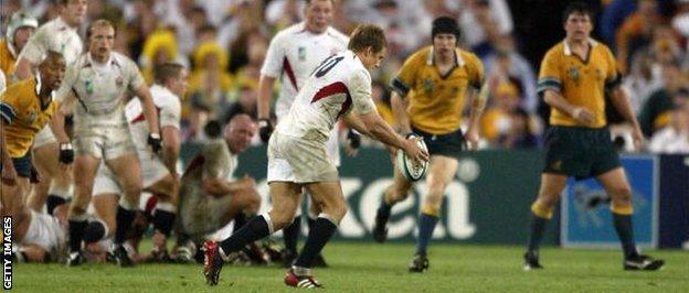 Jonny Wilkinson kicks the winning drop goal at the 2003 World Cup final