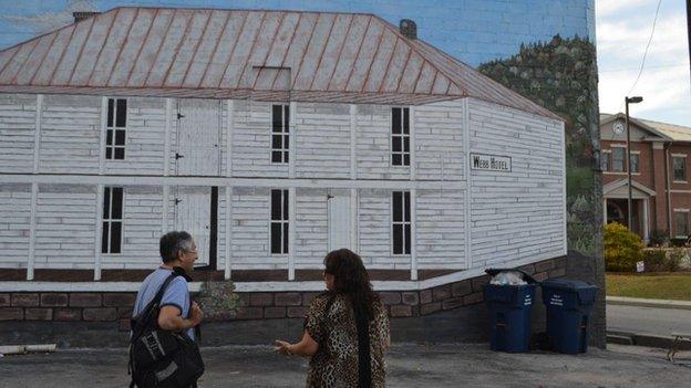 Margy Miller shows James Coomarasamy a mural in Clay County, Kentucky