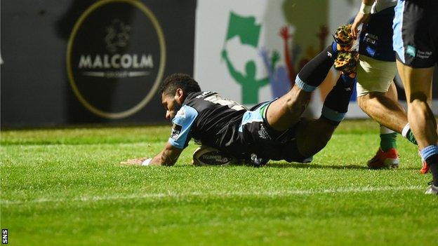 Niko Matawalu scores a try for Glasgow Warriors against Treviso