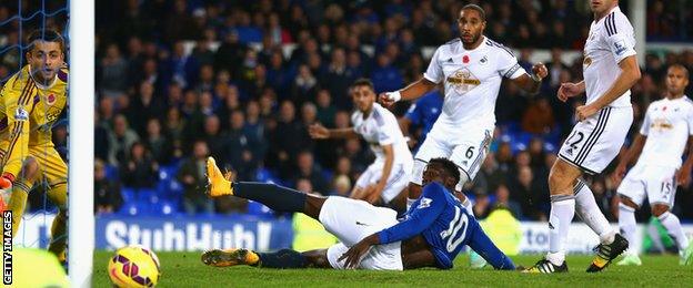 Everton striker Romelu Lukaku fails to put away a Samuel Eto' cross late on against Swansea