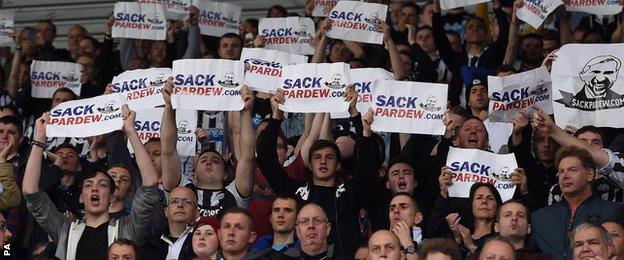 Newcastle United fans with 'sack Pardew' signs