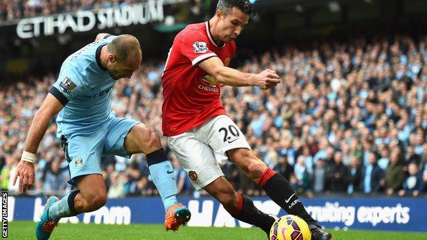 Pablo Zabaleta challenges Robin van Persie