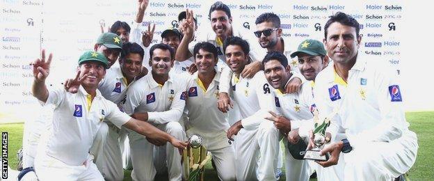 Pakistan celebrate their series win over Australia