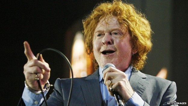 Mick Hucknall performing with Simply Red in 2009