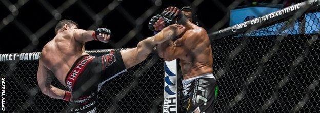 UFC: Michael Bisping throws a kick at opponent Cung Le