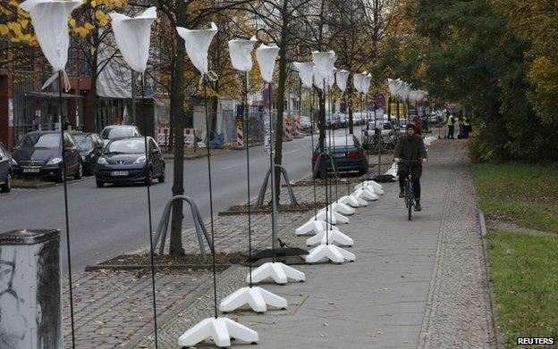 Part of Berlin is being temporarily divided: a "Lichtgrenze" (Border of Light) has been set up in Boyenstrasse (4 Nov)