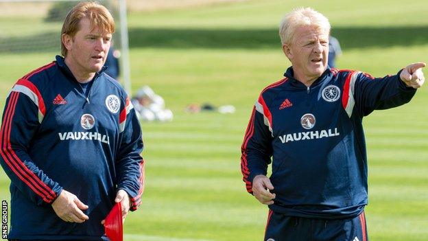 Stuart McCall with Scotland boss Gordon Strachan