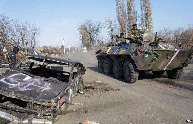 Ukrainian servicemen at a checkpoint near the eastern Ukrainian town of Debaltseve (4 Nov)