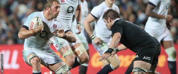 England's Chris Robshaw (left) takes on New Zealand captain Richie McCaw