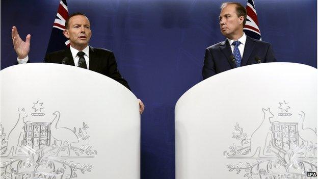 Australian Prime Minister Tony Abbott (L), and Australian Health Minister Peter Dutton (R) during a press conference in Sydney, Australia, 5 November 2014.