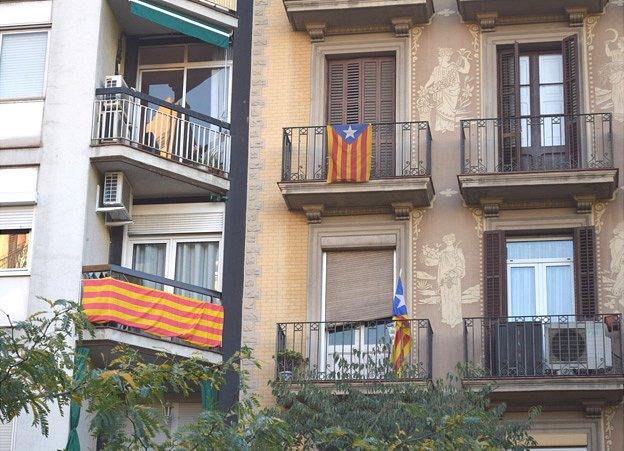 Catalan flags draped on apartment block in Barcelona, 6 Nov 14