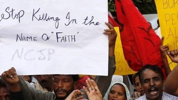 Pakistani Christians protest in Kot Radha Kishan, in Lahore, Pakistan on 6 November 2014