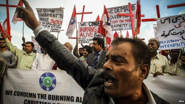 Pakistan's Christian community protests over the killing of the couple in Islamabad on 5 November 2014