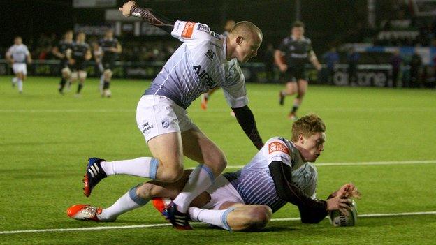 Harry Davies scores Blues' opening try