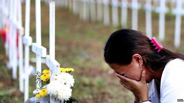 Woman weeps at mother's grave in Tacloban - 8 November