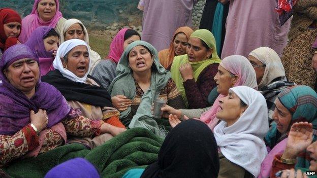 Kashmiri Muslim women mourn, during the funeral of two civilians shot dead by Indian army soldiers in Srinagar (November 8 2014)