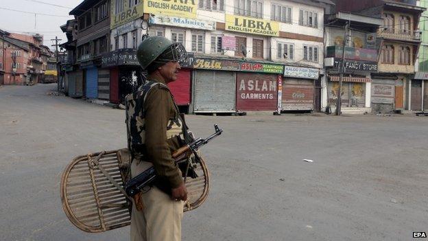 Indian paramilitary in Srinagar during a curfew (5 November 2014)