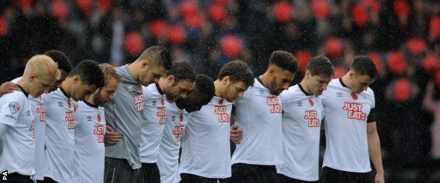 A minute's silence is observed for Remembrance weekend before kick-off