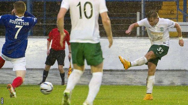 Jason Cummings scores for Hibernian against Cowdenbeath