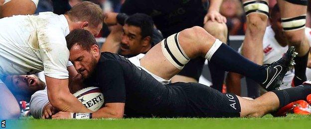 Dylan Hartley and Chris Robshaw fail to prevent Aaron Cruden for scoring for New Zealand