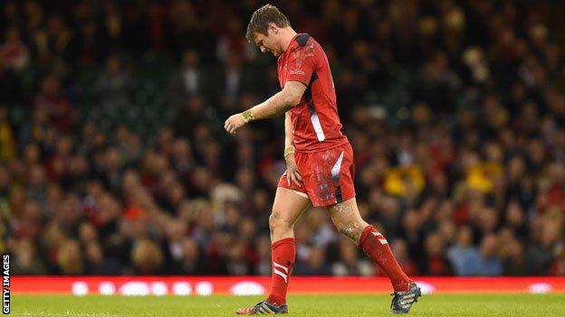 Dan Biggar limps off injured against Australia