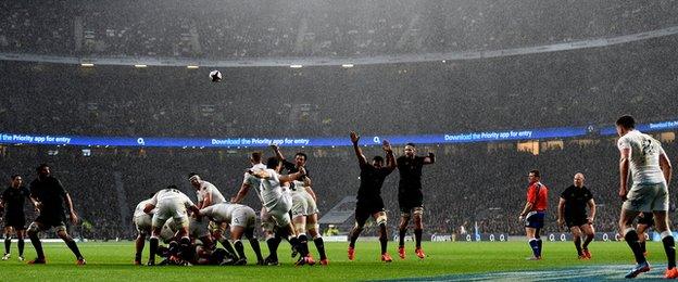 The rain pours down at Twickenham