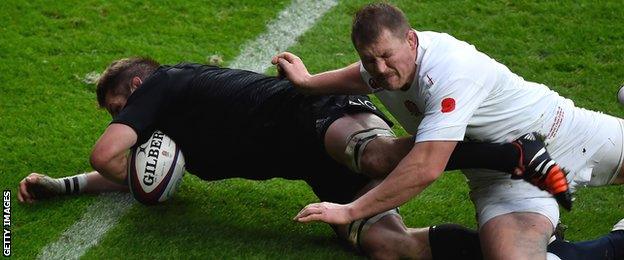 Richie McCaw evades Dylan Hartley's tackle to score