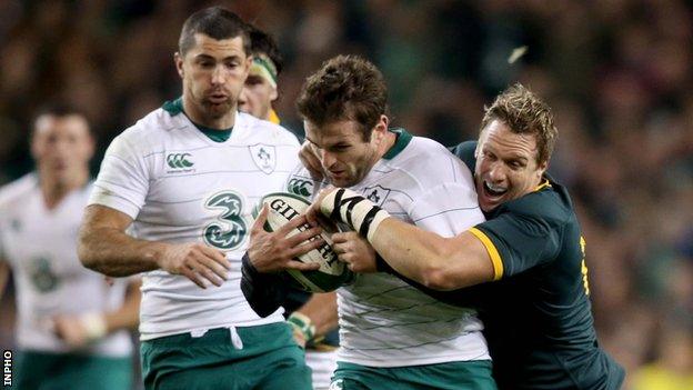 Jared Payne is halted by Jean de Villiers