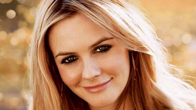 "Wid-a-wiw"! Ond mae Ynyr wedi ei siomi efo ffilmiau Alicia Silverstone