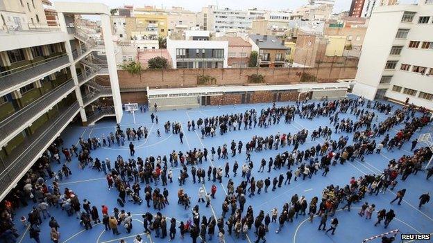 People queue at a polling station to cast their ballots (9 November 2014)