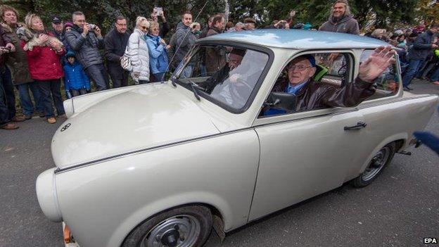 The first Trabant to cross from the East to the West 25 years ago, traverses the border again in commemoration - at the Ullitz crossing from Saxony into Bavaria, 9 Nov