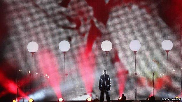 Peter Gabriel performs at the Brandenburg Gate party, 9 Nov