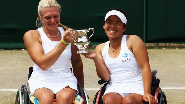 Great Britain's Jordanne Whiley (left) and Japans Yui Kamiji