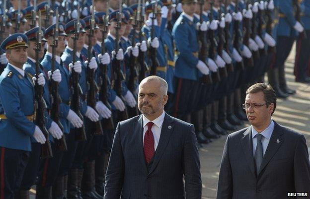 Albanian Prime Minister Edi Rama (L) and his Serbian counterpart Aleksandar Vucic inspect a Belgrade honour guard (10 Nov)