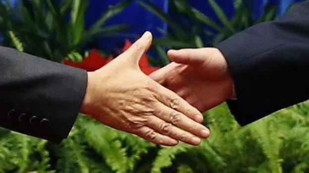 Xi Jinping and Shinzo Abe shaking hands on 10 November 2014 on the sidelines of the Apec summit