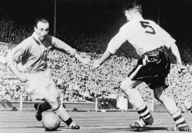 Stanley Matthews of Blackpool takes on Malcolm Barrass of Bolton in the 1953 FA Cup final