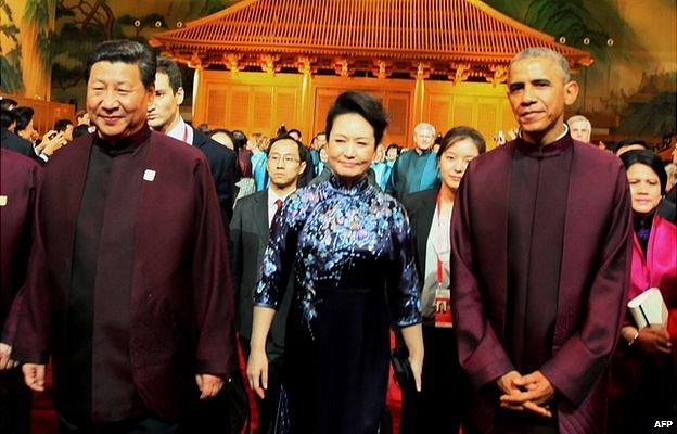 Picture of Xi Jinping, Peng Liyuan and Barack Obama heading to the Apec banquet on 10 November 2014