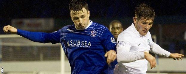 Cowdenbeath's Callum Gallagher challenges Hibs' Matthew Kennedy