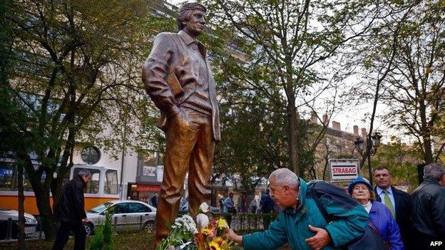 A statue of murdered Bulgarian dissident Georgi Markov, unveiled in Sofia, 11 November 2014