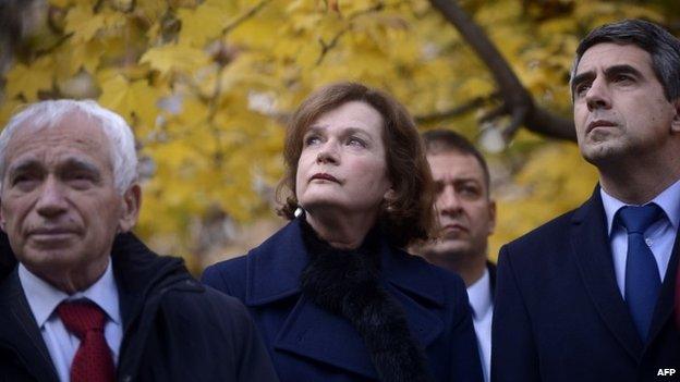 British Annabel Markov (c), the widow of late Bulgarian dissident Georgi Markov, Bulgarian President Rosen Plevneliev (r) and Bulgaria's first democratically elected President Zhelyo Zhelev (l) attend the inauguration of Markov's statue, 11 November 2014