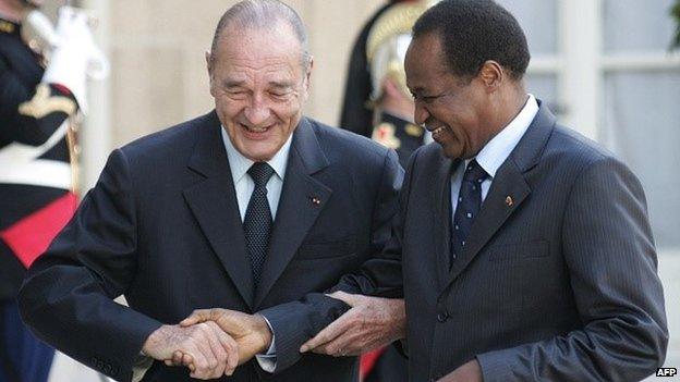 Burkina Faso's Blaise Compaore (R) is welcomed by Jacques Chirac at the presidential Elysee Palace in Paris on 2 June 2006