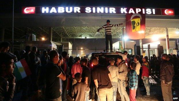 Turkish Kurds celebrate at border crossing (Oct 28 2014)