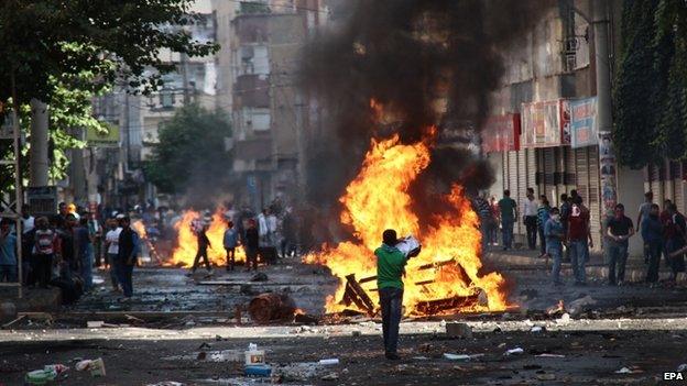 Protesters clashed with riot police during a demonstration against Islamic State (IS) in Diyarbakir (8 Oct)