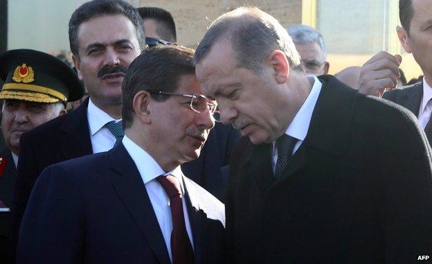 Turkey's President Recep Tayyip Erdogan (R) speaks with Prime Minister Ahmet Davutoglu (10 Nov)