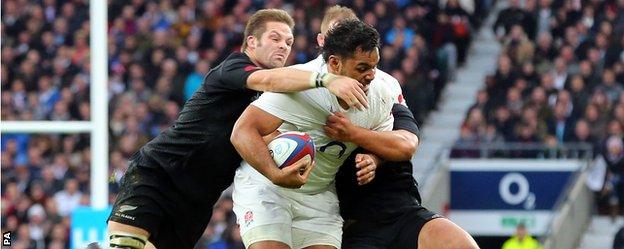 England"s Billy Vunipola puts pressure on the New Zealand defence