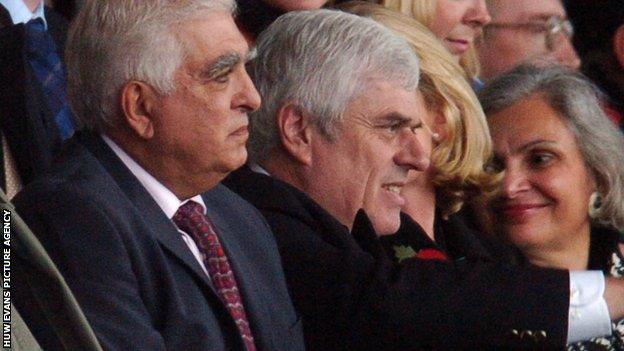 Sam Hammam (left) was replaced by Peter Ridsdale as Cardiff City chairman in 2006