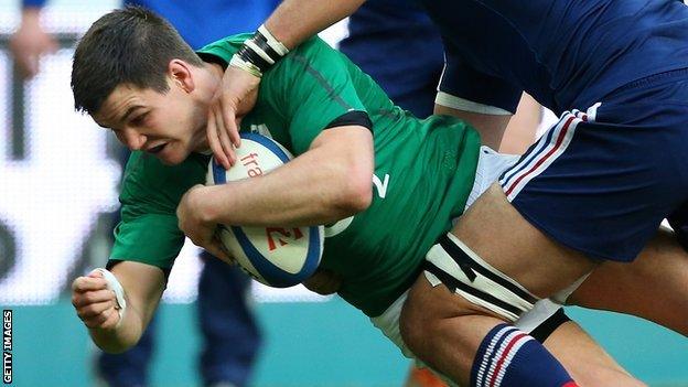 Jonathan Sexton scores for Ireland against France