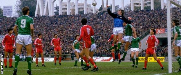 Pat Jennings punches the ball against Romania in 1985